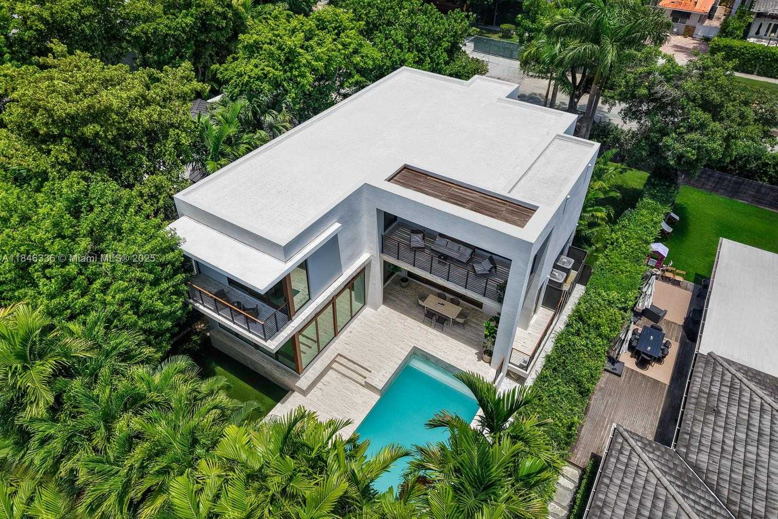 Small Image of 110 VENETIAN WAY, Miami Beach Number 32