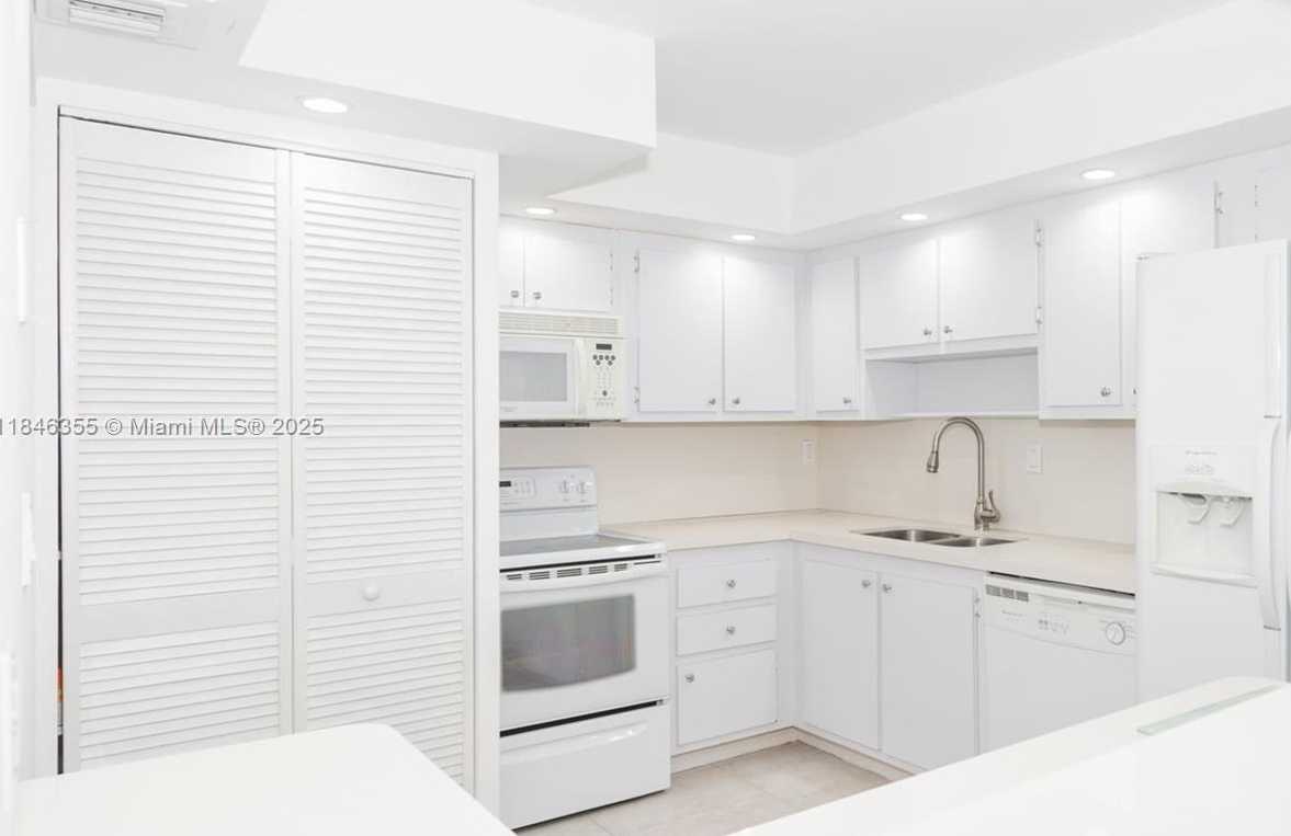 Small Image of 1901 BRICKELL AVE #B1611, Miami Number 6
