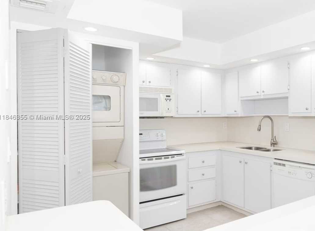 Small Image of 1901 BRICKELL AVE #B1611, Miami Number 7