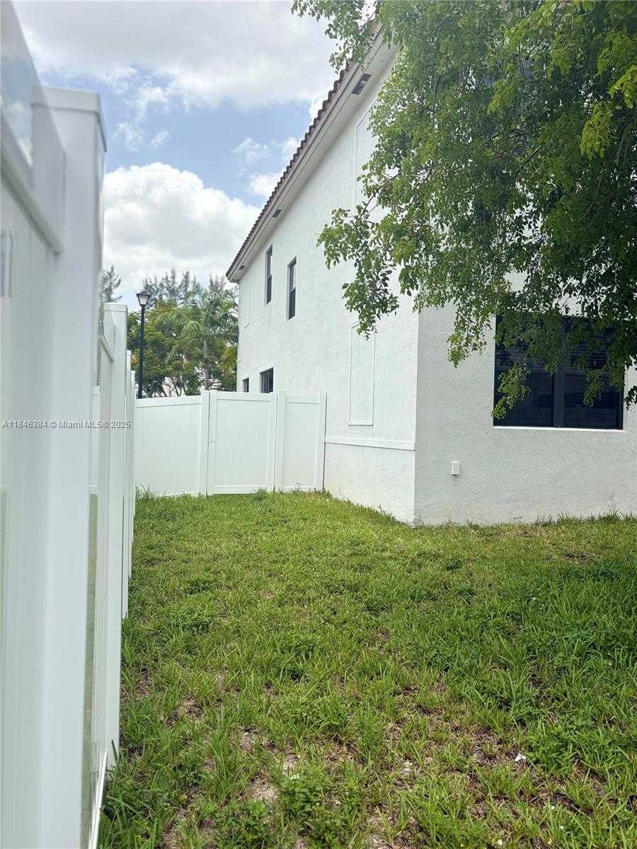 Small Image of 3501 WEST 92ND PL, Hialeah Number 56