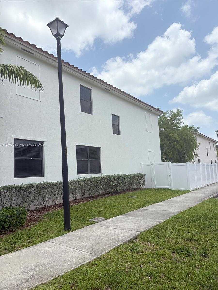 Small Image of 3501 WEST 92ND PL, Hialeah Number 58