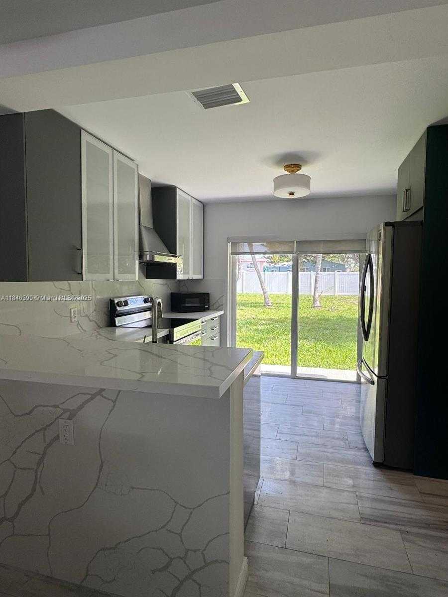 Small Image of 2710 GRANT ST, Hollywood Number 5