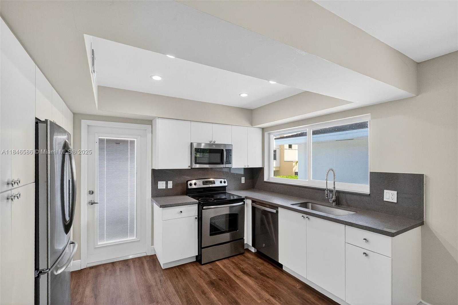Small Image of 539 MENENDEZ AVE #539, Coral Gables Number 11