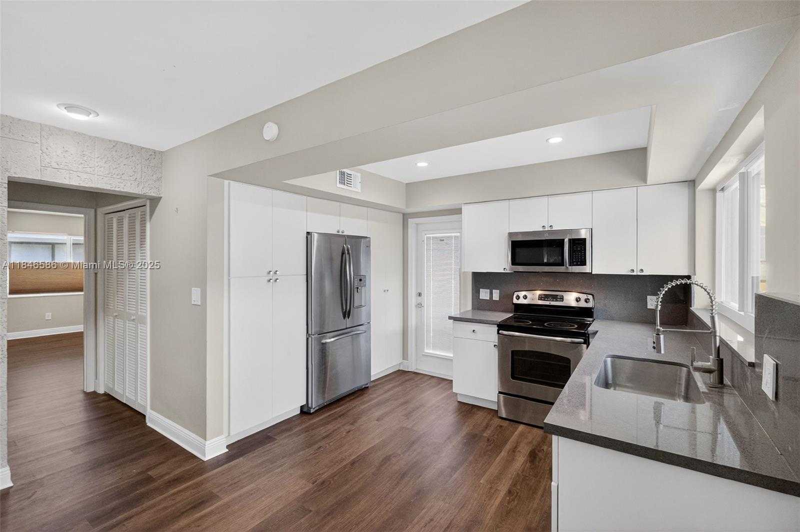 Small Image of 539 MENENDEZ AVE #539, Coral Gables Number 12