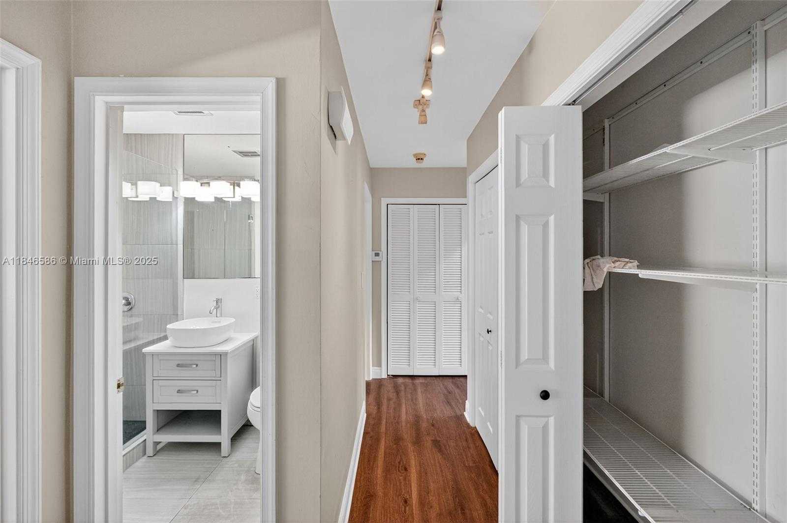 Small Image of 539 MENENDEZ AVE #539, Coral Gables Number 16