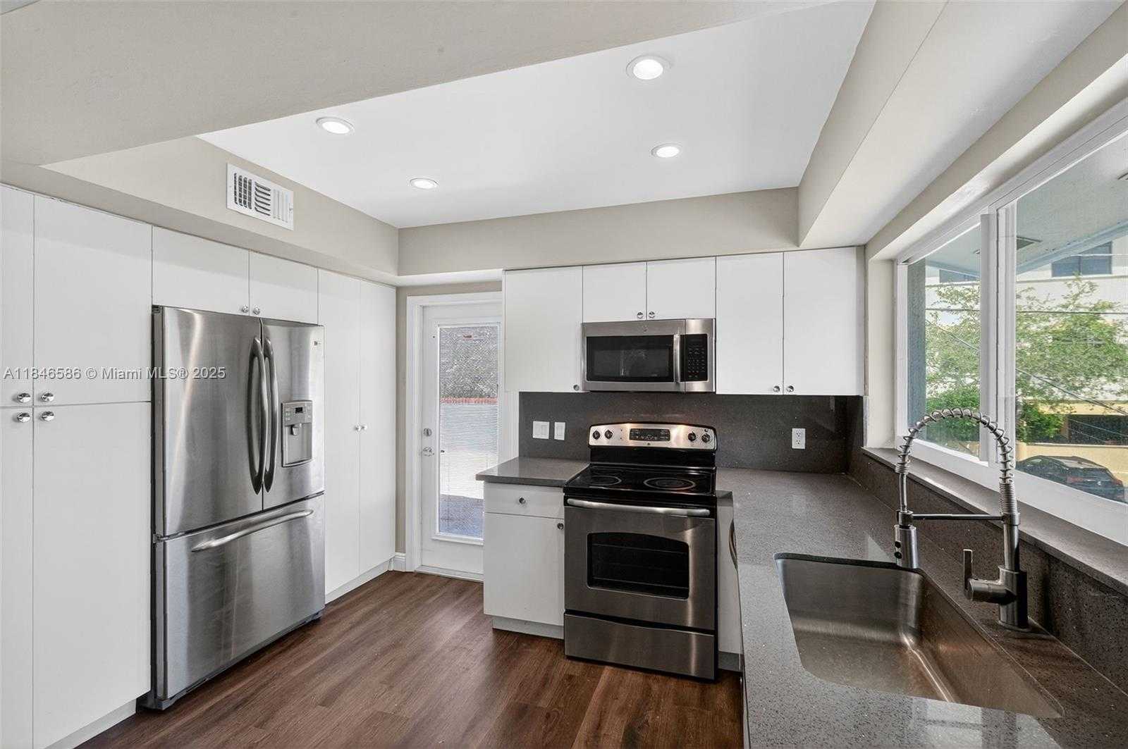 Small Image of 539 MENENDEZ AVE #539, Coral Gables Number 24