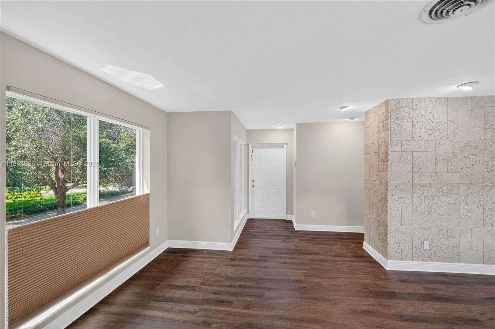 Small Image of 539 MENENDEZ AVE #539, Coral Gables Number 4