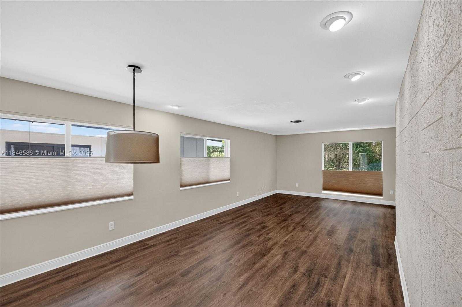 Small Image of 539 MENENDEZ AVE #539, Coral Gables Number 5