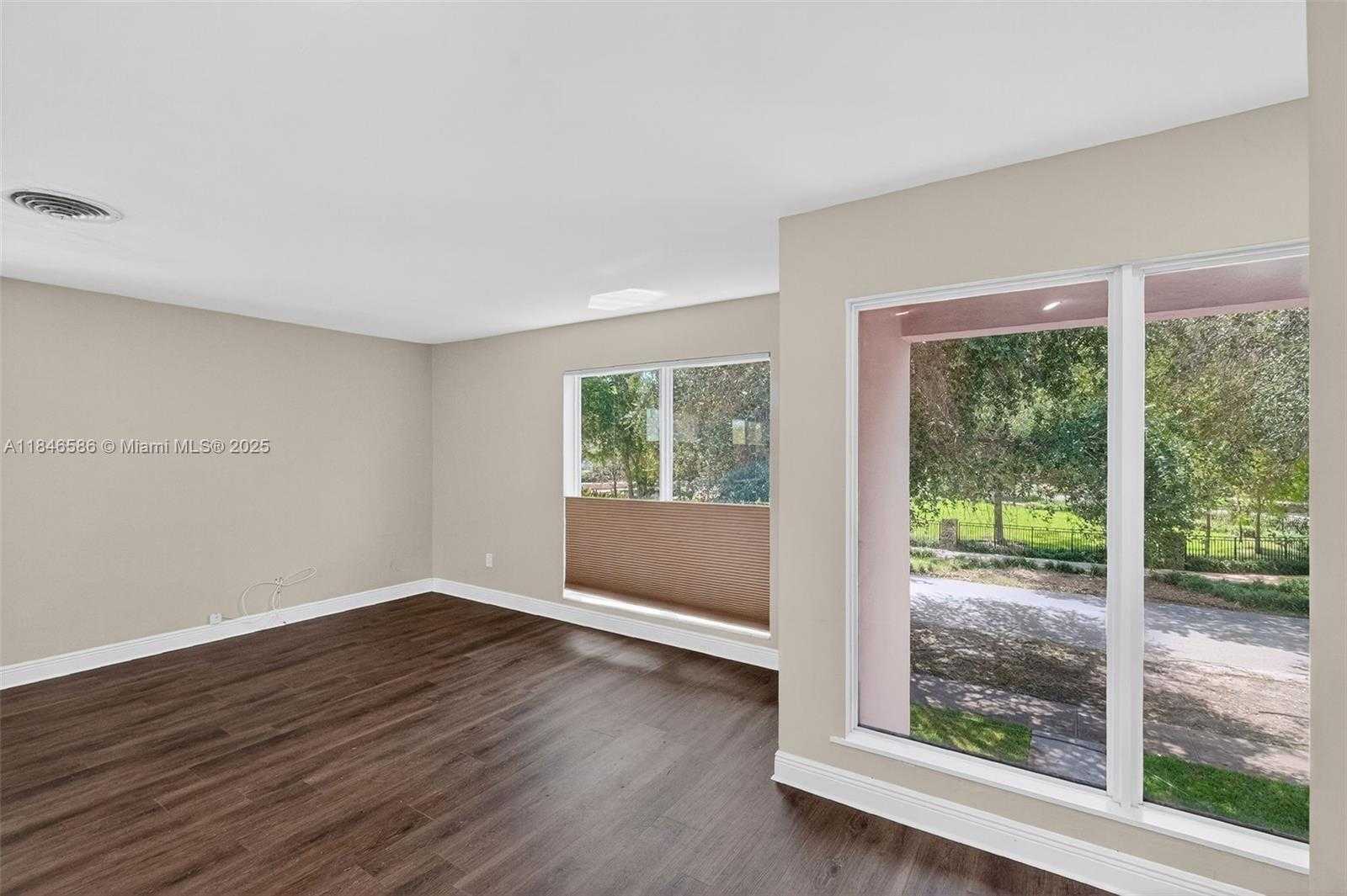 Small Image of 539 MENENDEZ AVE #539, Coral Gables Number 7