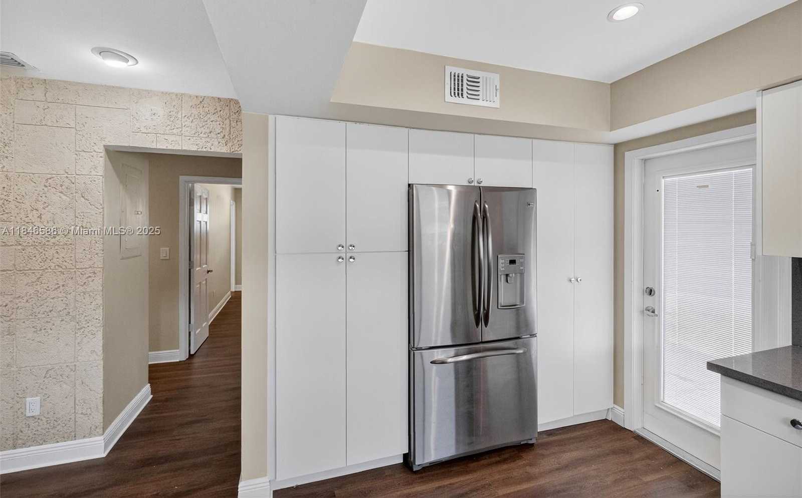 Small Image of 539 MENENDEZ AVE #539, Coral Gables Number 8