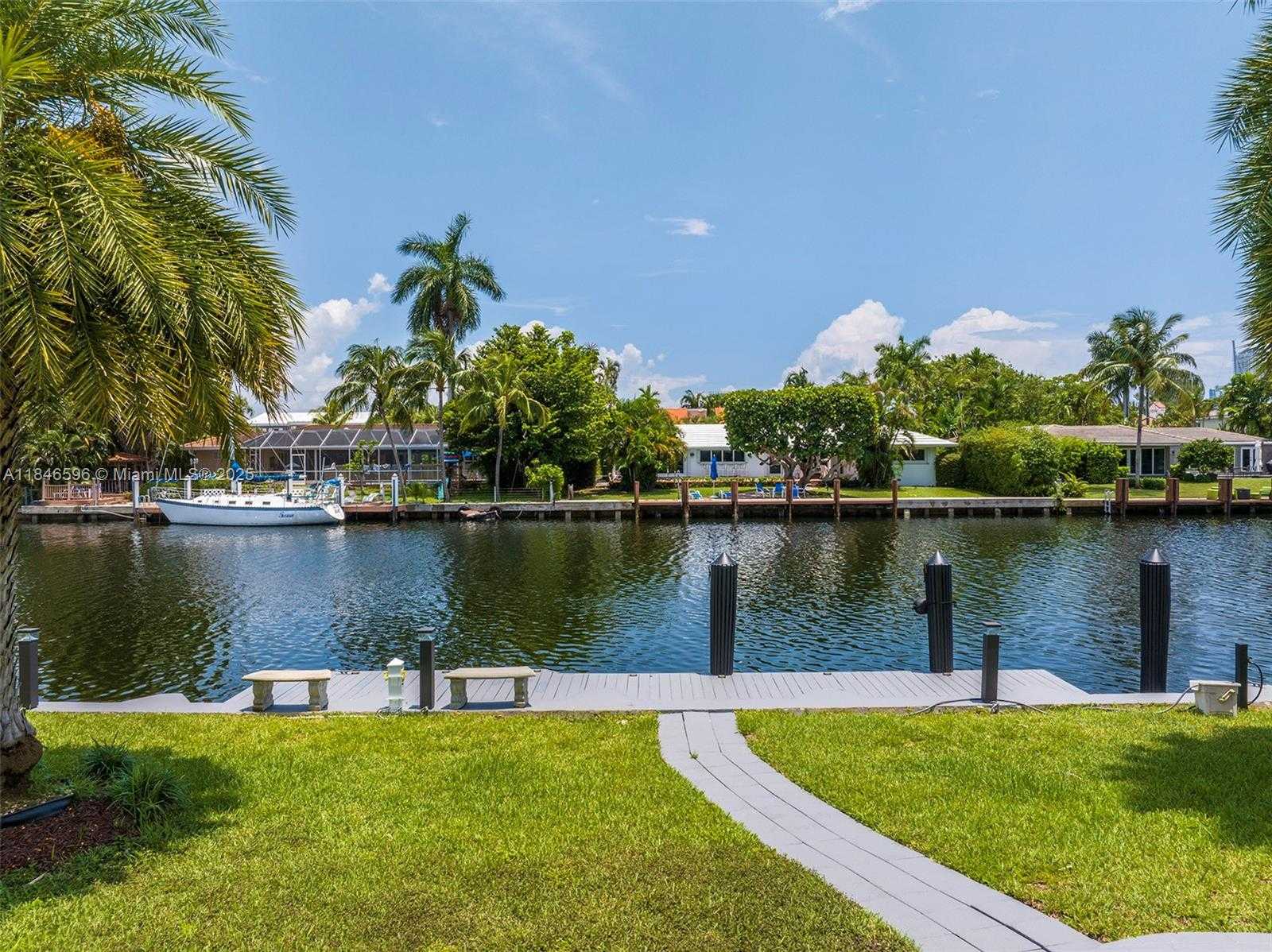 Small Image of 430 HOLIDAY DRIVE, Hallandale Beach Number 21