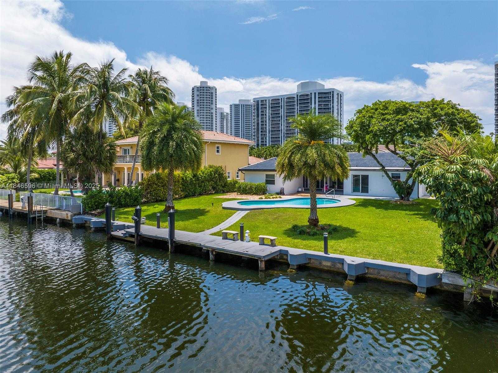 Small Image of 430 HOLIDAY DRIVE, Hallandale Beach Number 4