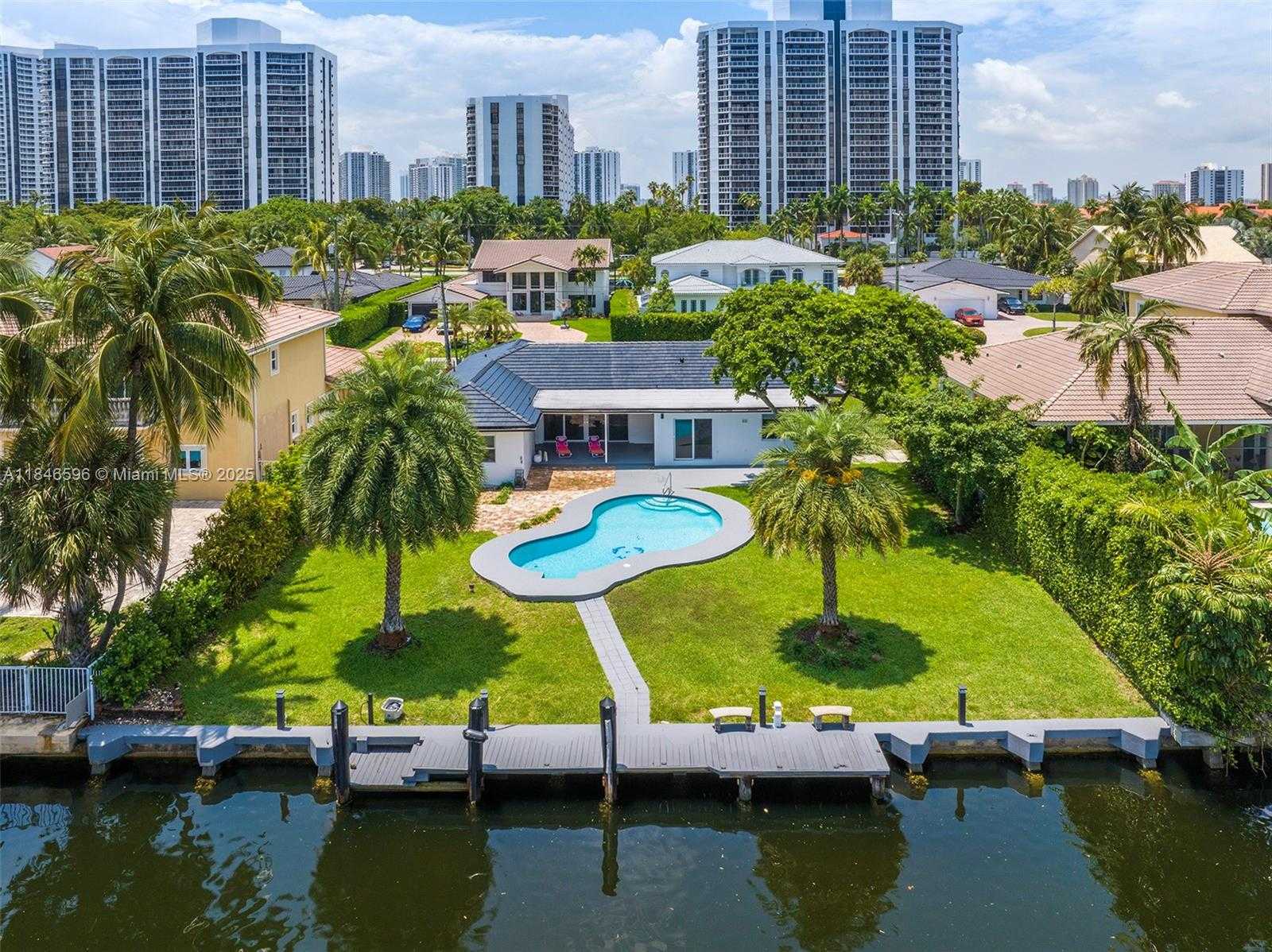 Small Image of 430 HOLIDAY DRIVE, Hallandale Beach Number 5