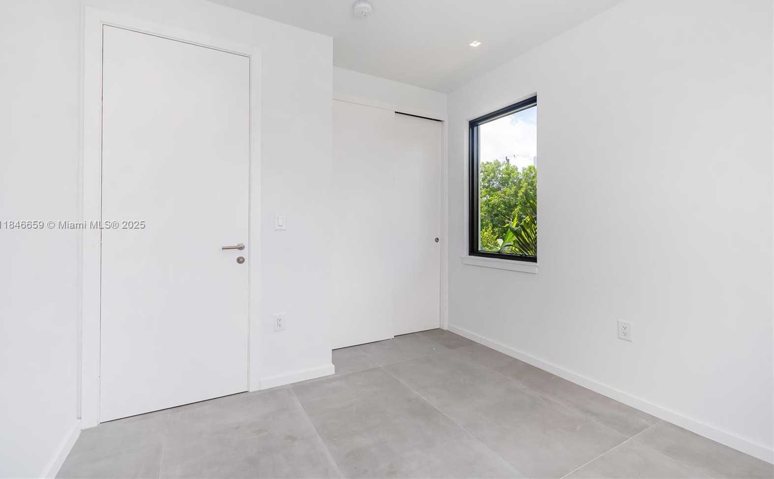 Small Image of 3270 BIRD AVE #3270, Miami Number 13