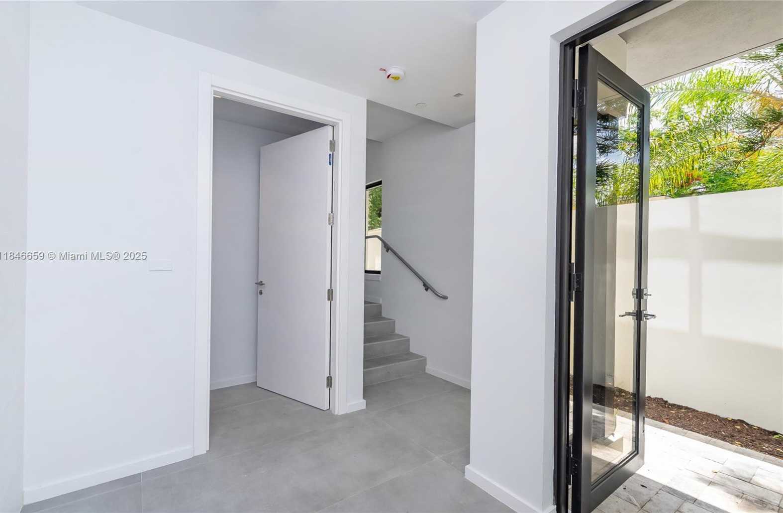 Small Image of 3270 BIRD AVE #3270, Miami Number 5