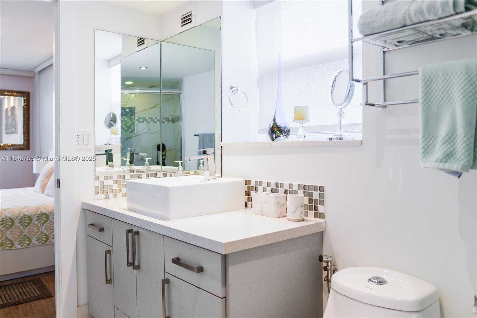 Small Image of 6039 COLLINS AVE #937, Miami Beach Number 15