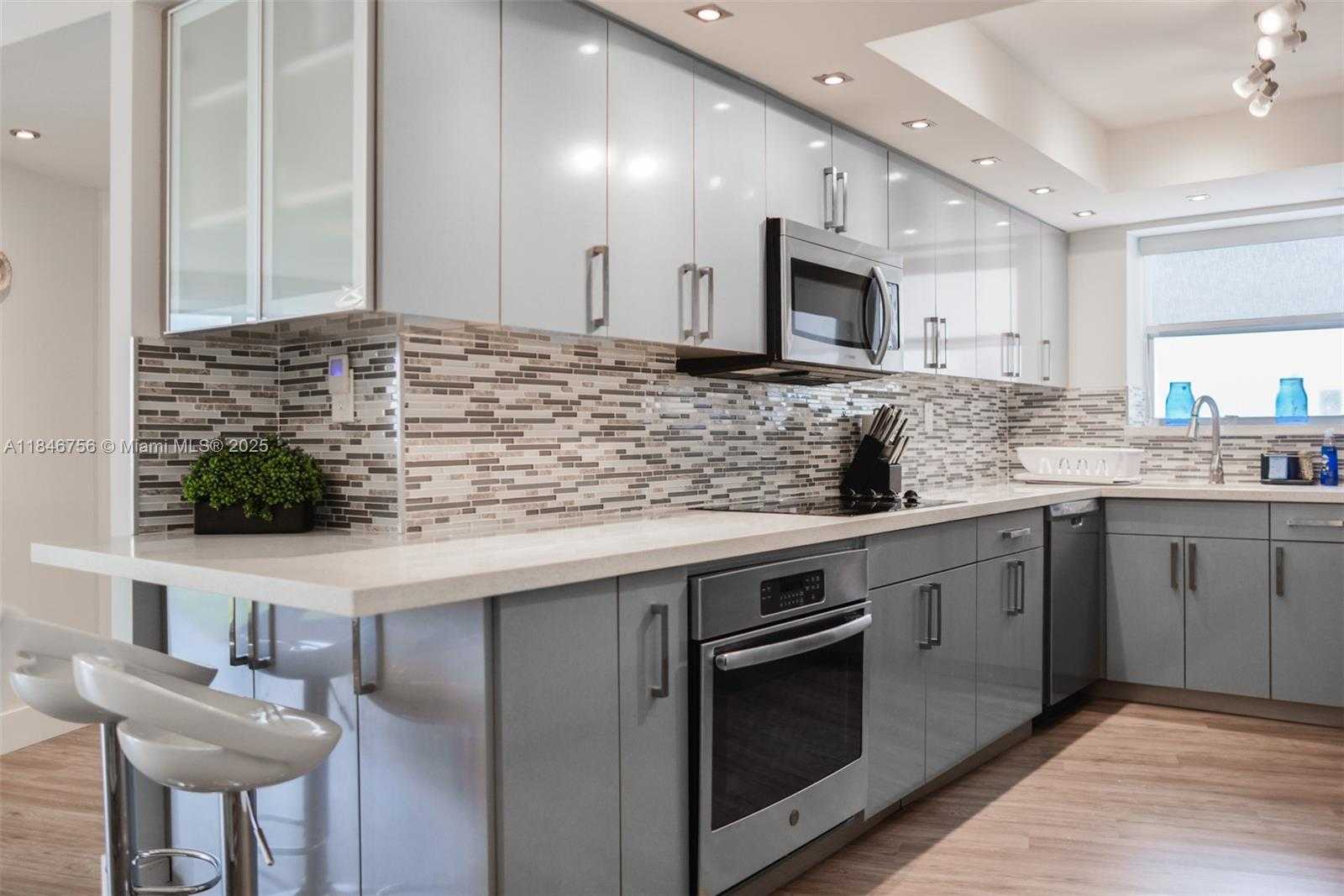 Small Image of 6039 COLLINS AVE #937, Miami Beach Number 9