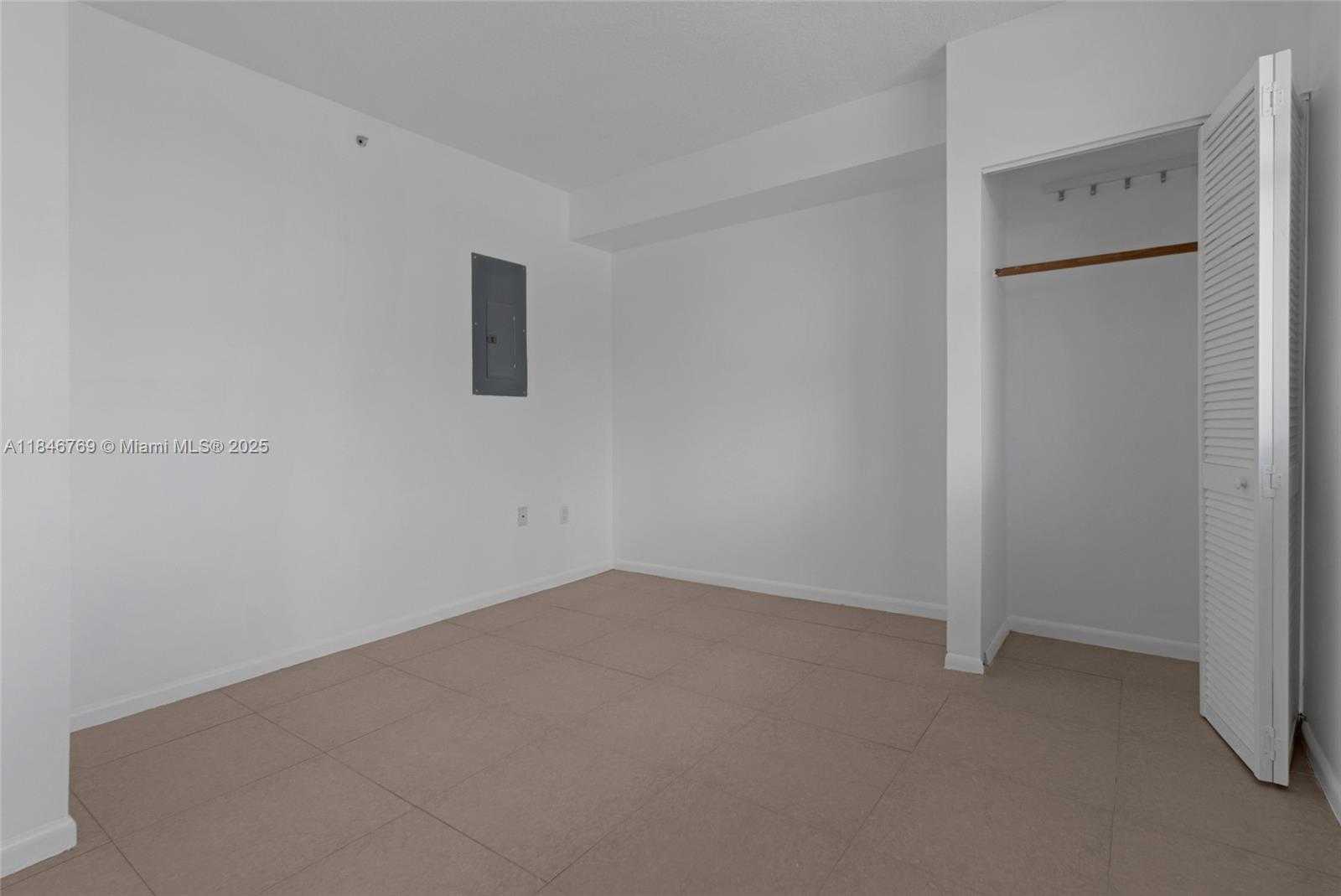 Small Image of 1555 NORTH TREASURE DR #205, North Bay Village Number 21