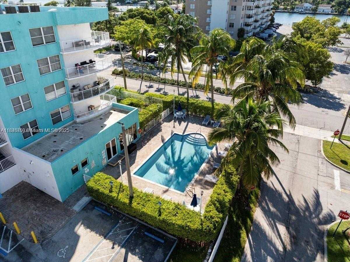 Small Image of 1555 NORTH TREASURE DR #205, North Bay Village Number 6