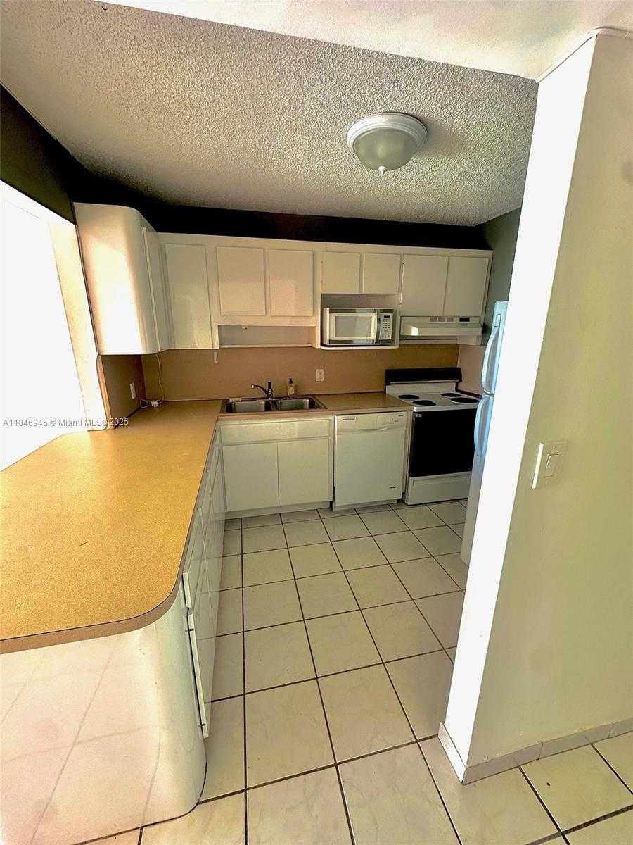 Small Image of 1228 WEST AVE #1109, Miami Beach Number 2