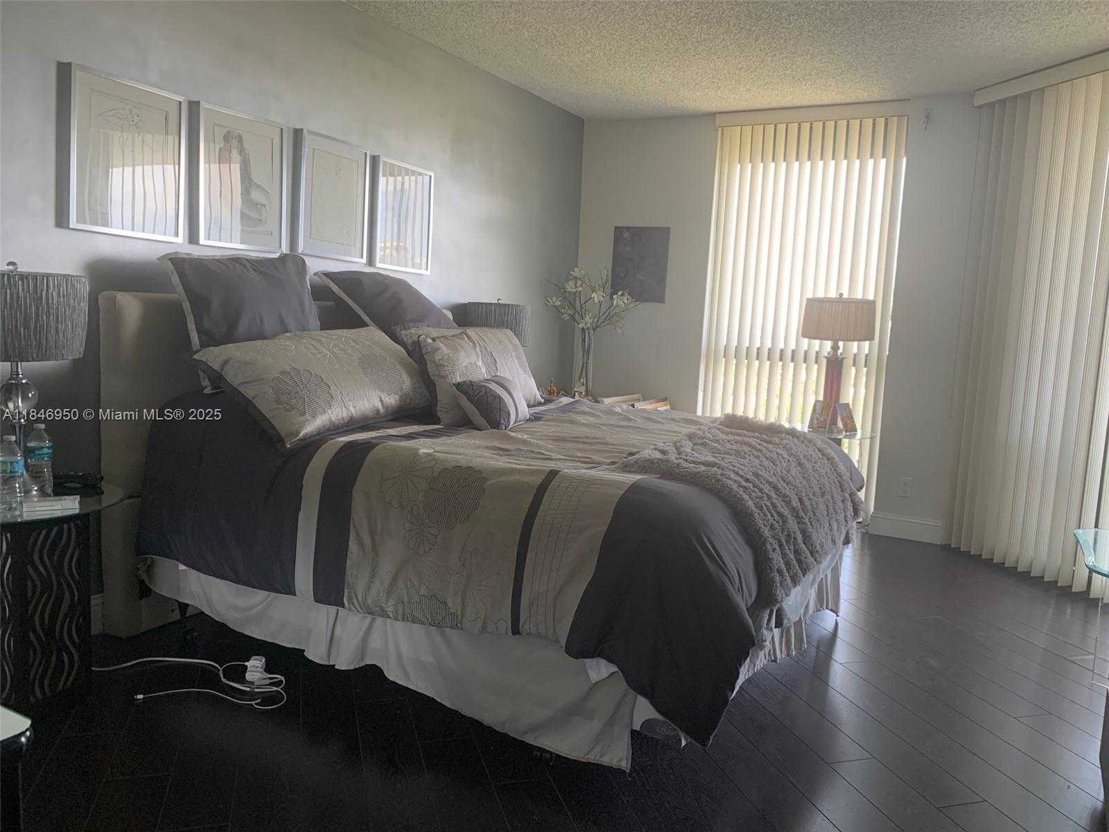 Small Image of 3640 YACHT CLUB DR #1502, Aventura Number 6