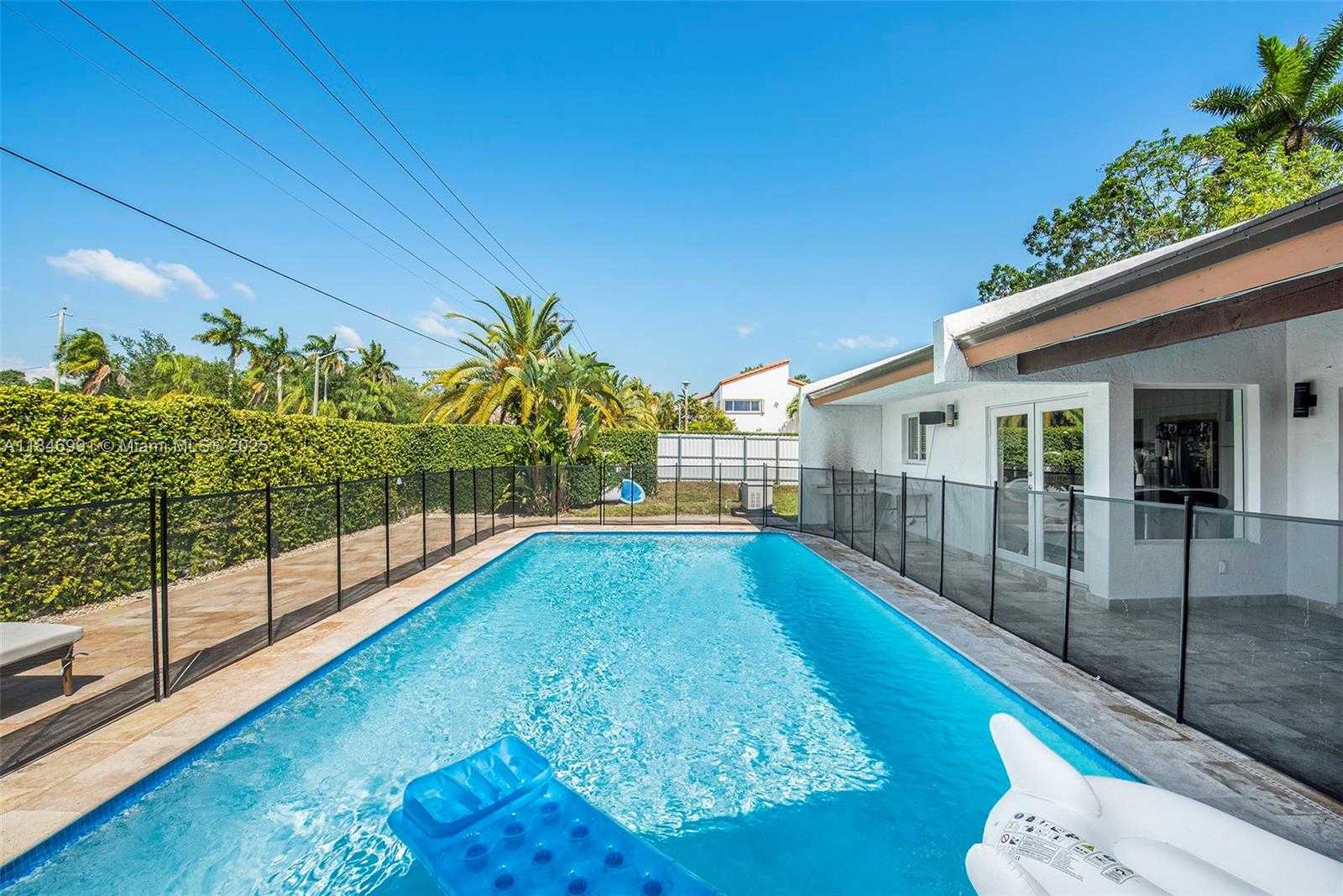 Small Image of 5901 SOUTH WEST 56TH TER, South Miami Number 4
