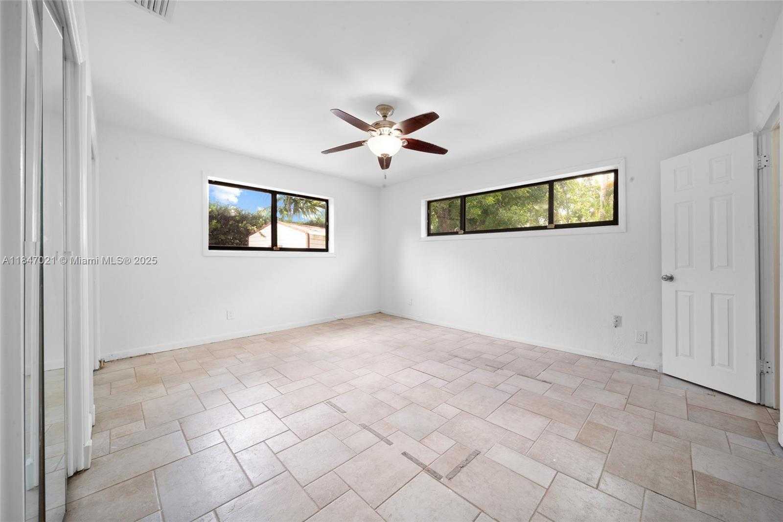Small Image of 19402 NORTH EAST 19TH CT #., Miami Number 11