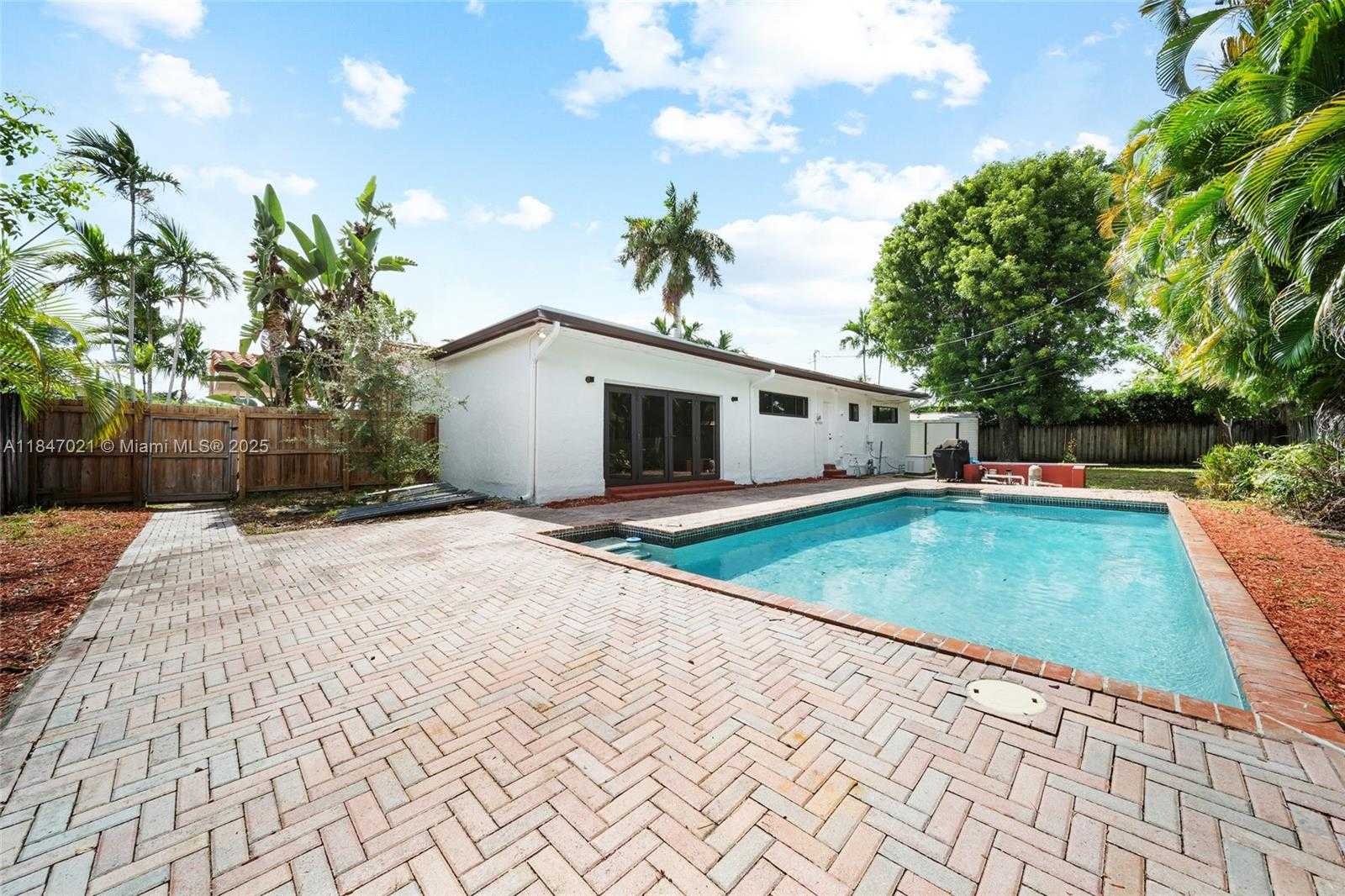 Small Image of 19402 NORTH EAST 19TH CT #., Miami Number 16