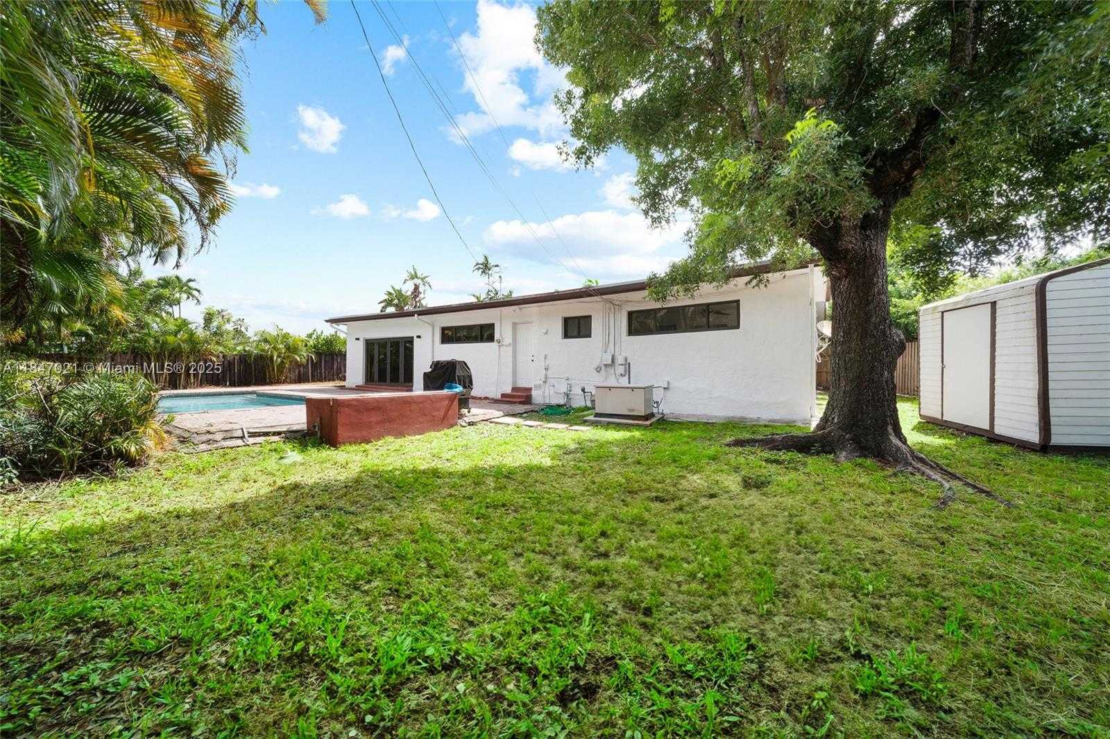 Small Image of 19402 NORTH EAST 19TH CT #., Miami Number 18