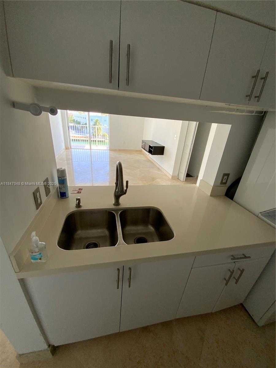 Small Image of 80 Shore Dr E, Miami, FL 33133, USA Number 3