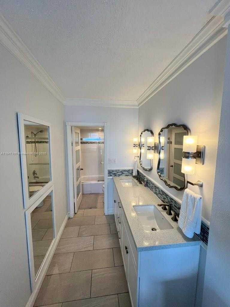 Small Image of 6900 BAY DR #10H, Miami Beach Number 17