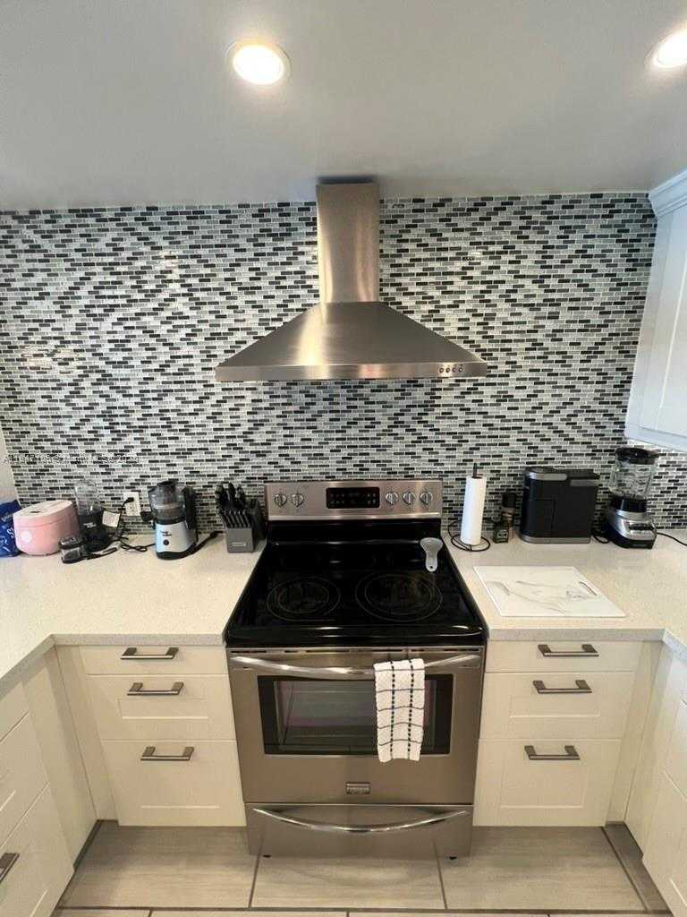Small Image of 6900 BAY DR #10H, Miami Beach Number 2