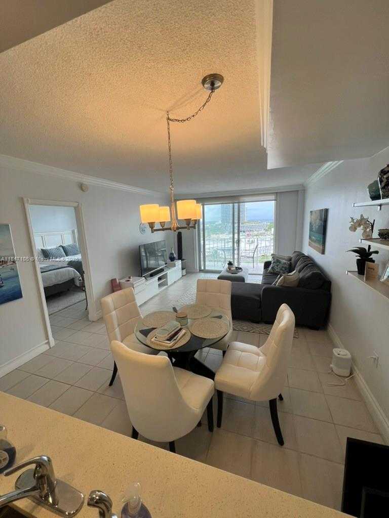 Small Image of 6900 BAY DR #10H, Miami Beach Number 3