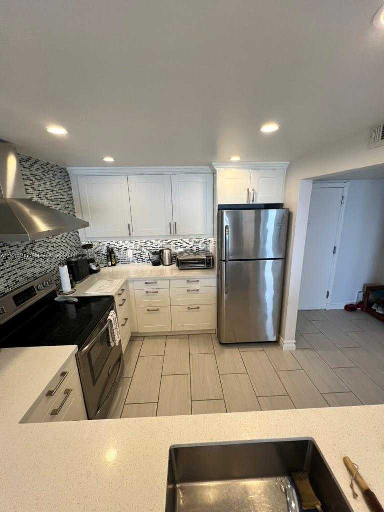 Small Image of 6900 BAY DR #10H, Miami Beach Number 8