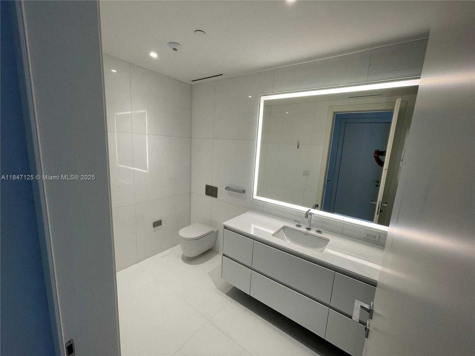 Small Image of 300 BISCAYNE BOULEVARD WAY #606E, Miami Number 11