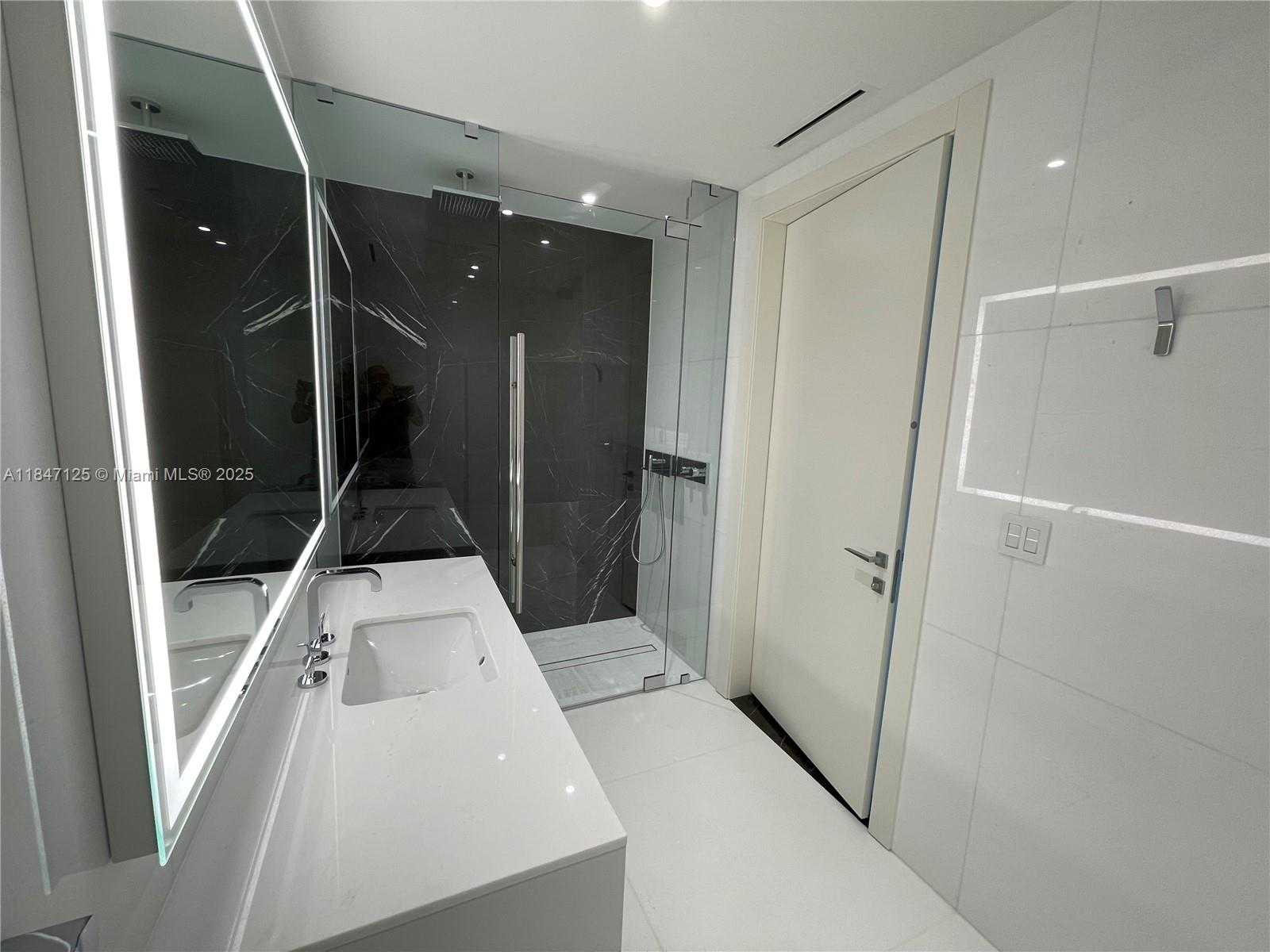 Small Image of 300 BISCAYNE BOULEVARD WAY #606E, Miami Number 13
