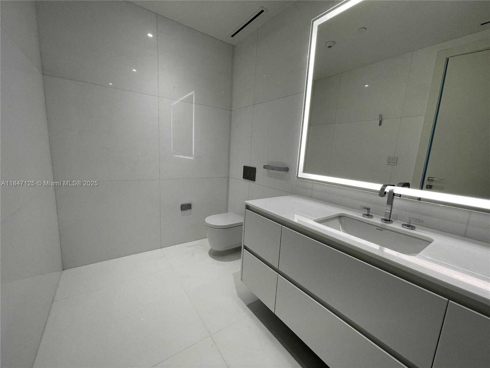 Small Image of 300 BISCAYNE BOULEVARD WAY #606E, Miami Number 14