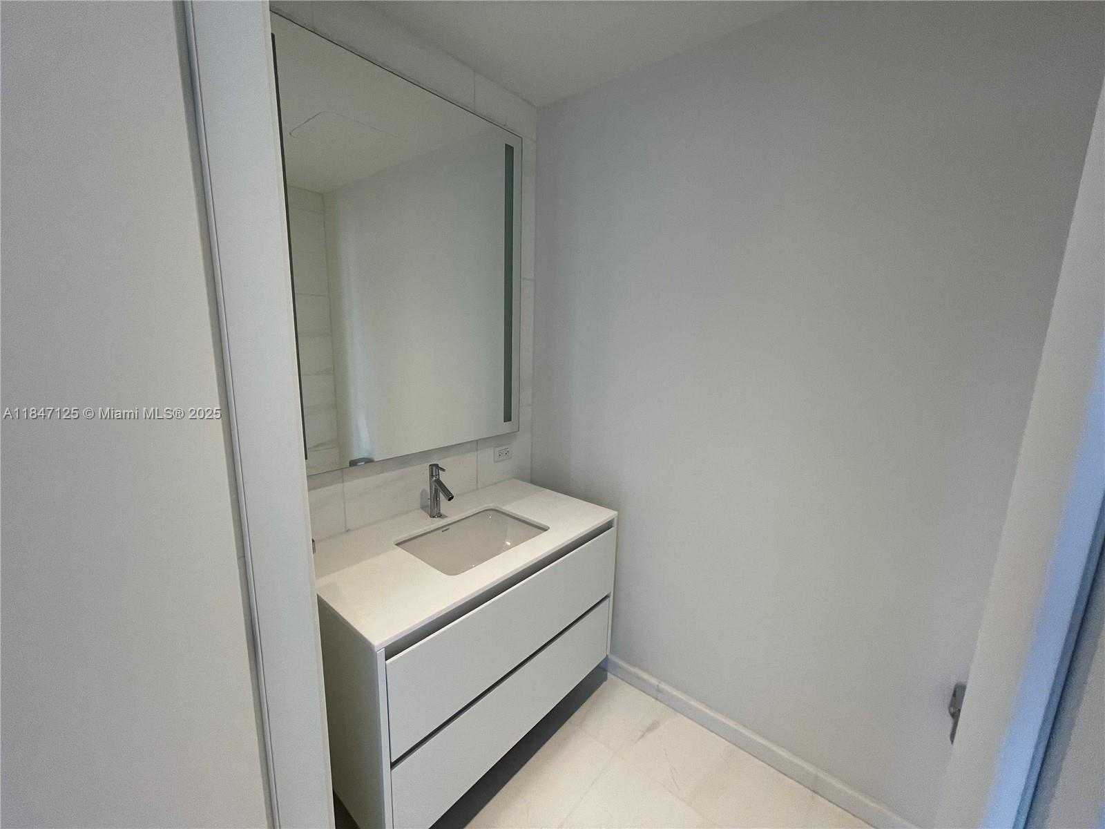 Small Image of 300 BISCAYNE BOULEVARD WAY #606E, Miami Number 19