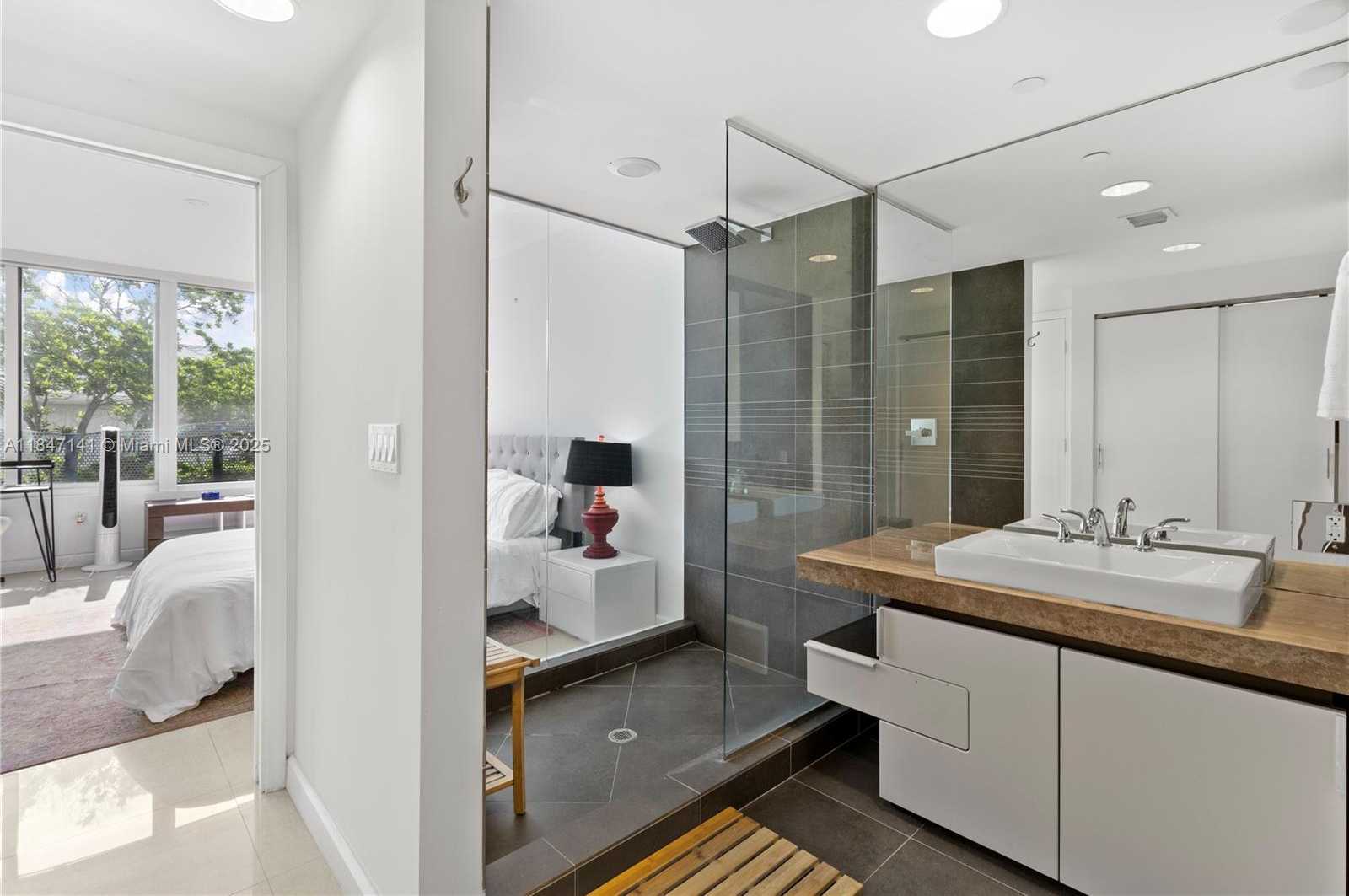 Small Image of 2155 WASHINGTON CT #201, Miami Beach Number 13
