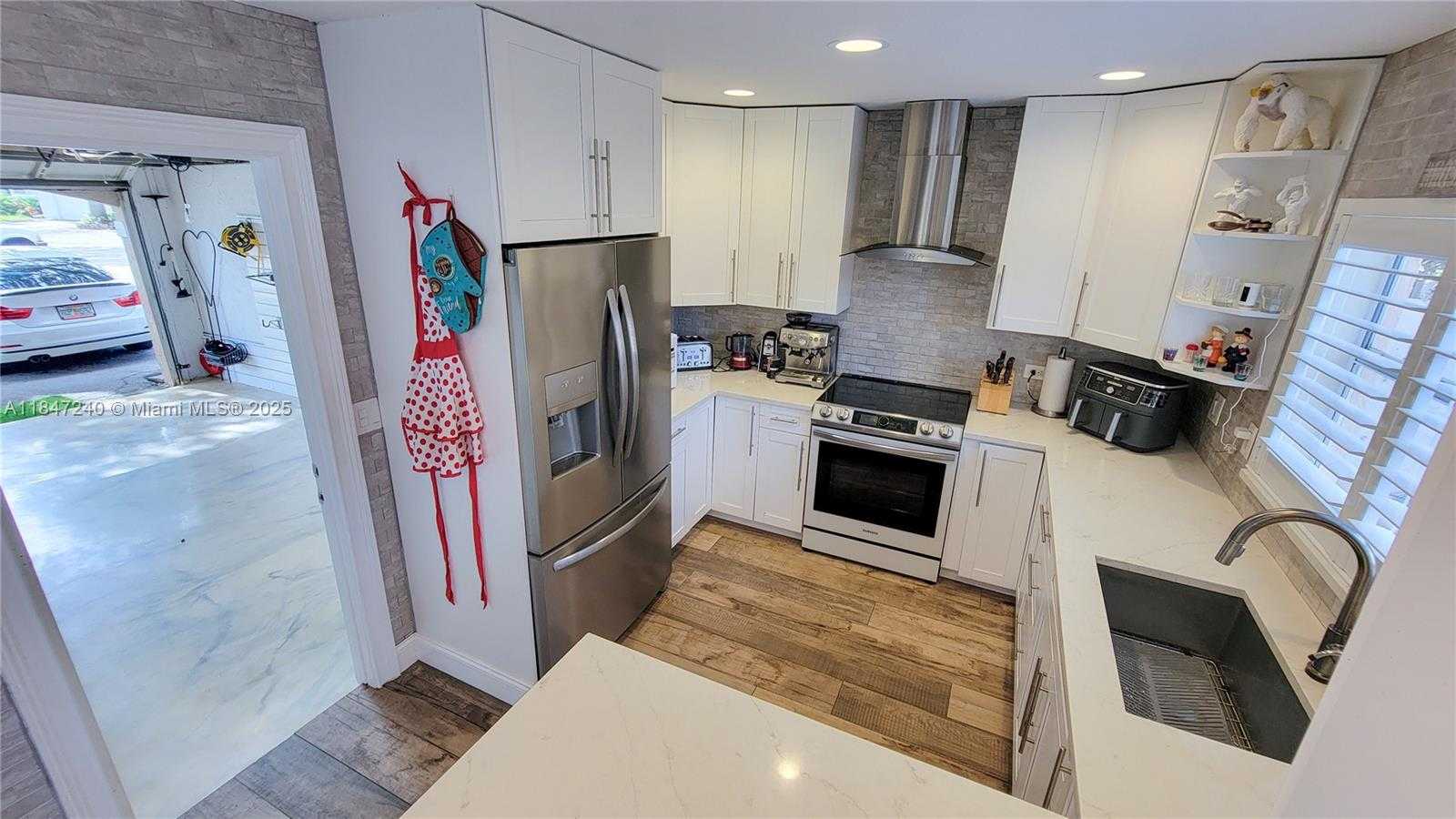 Small Image of 9894 NORTH WEST 2ND CT, Plantation Number 9
