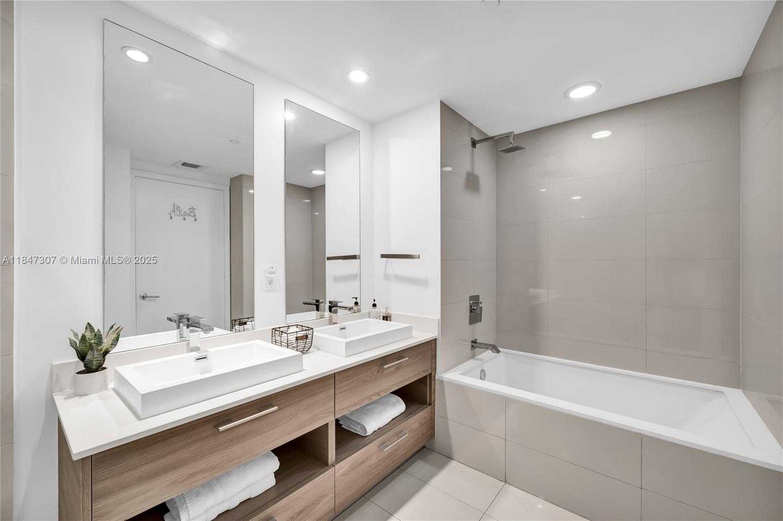 Small Image of 1300 SOUTH MIAMI AVE #4402, Miami Number 21