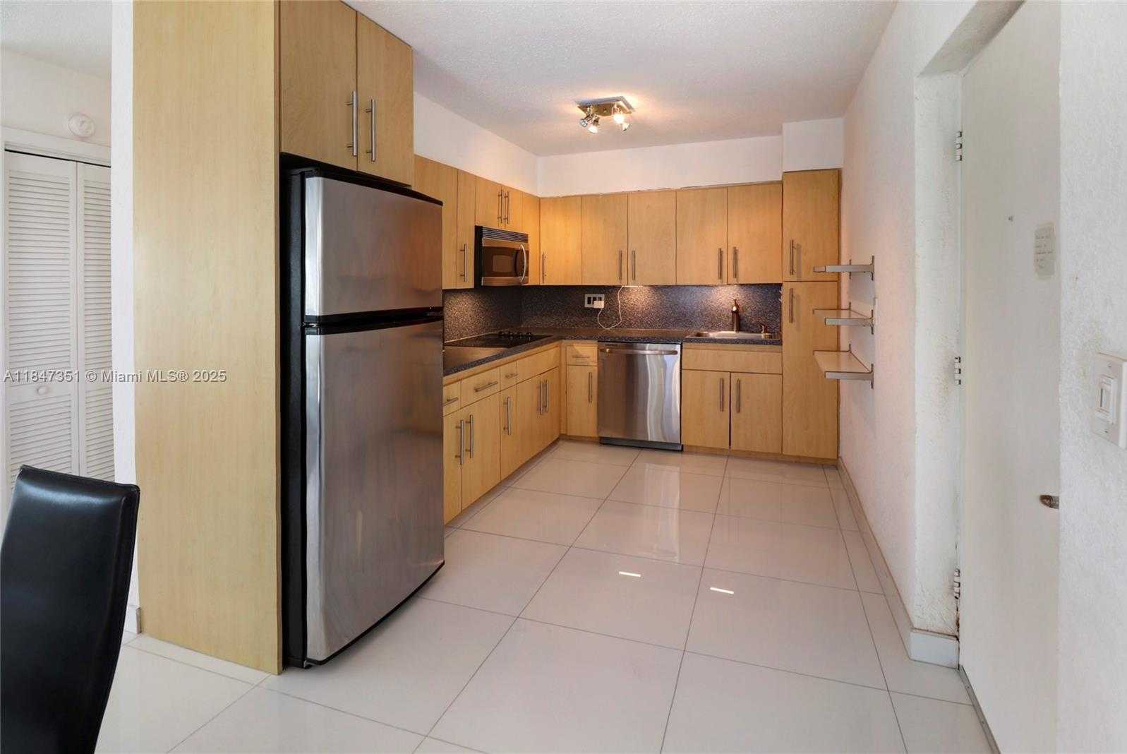 Small Image of 220 KINGS POINT DR #401, Sunny Isles Beach Number 10