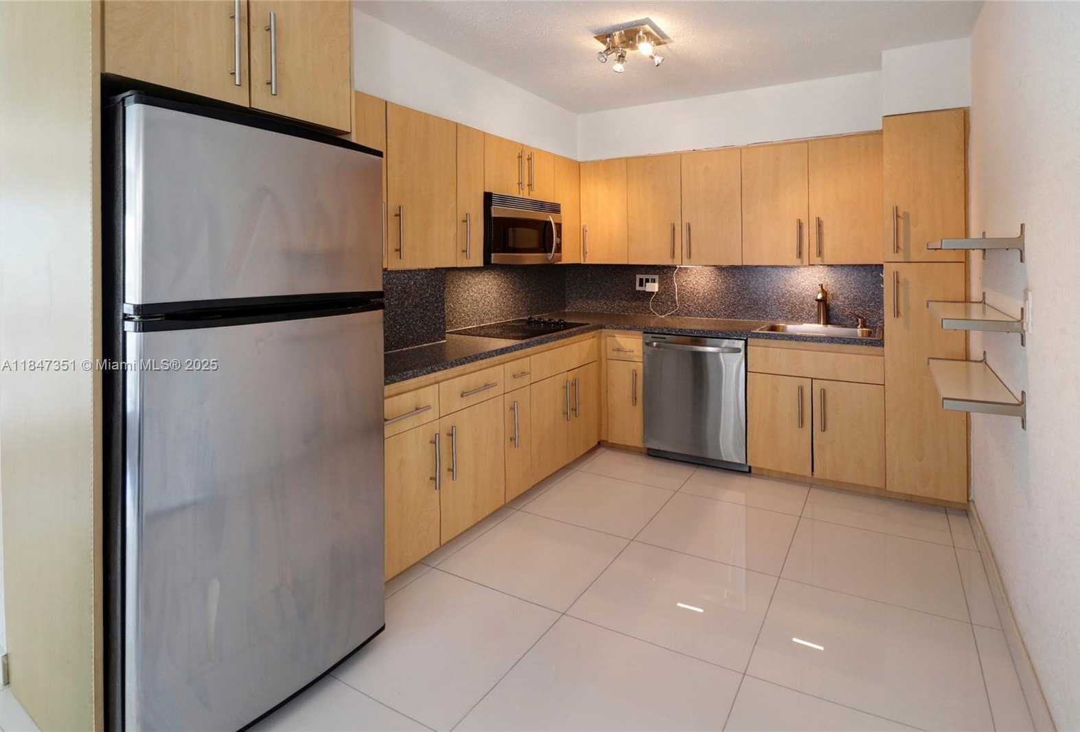 Small Image of 220 KINGS POINT DR #401, Sunny Isles Beach Number 11
