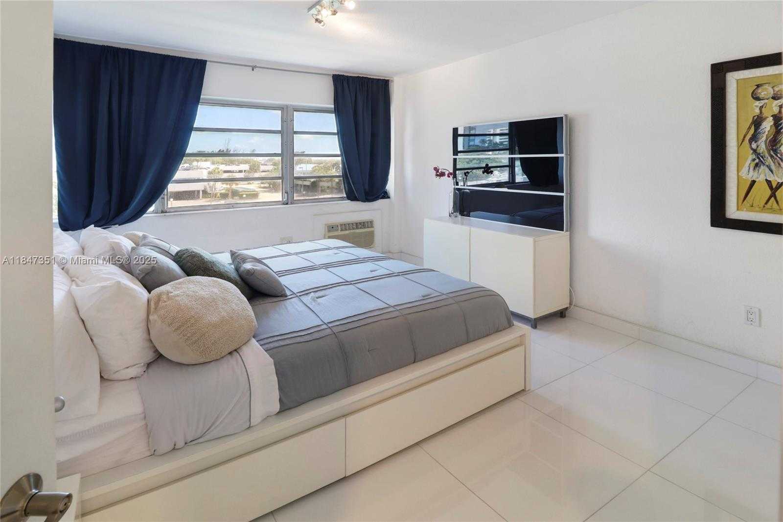 Small Image of 220 KINGS POINT DR #401, Sunny Isles Beach Number 13