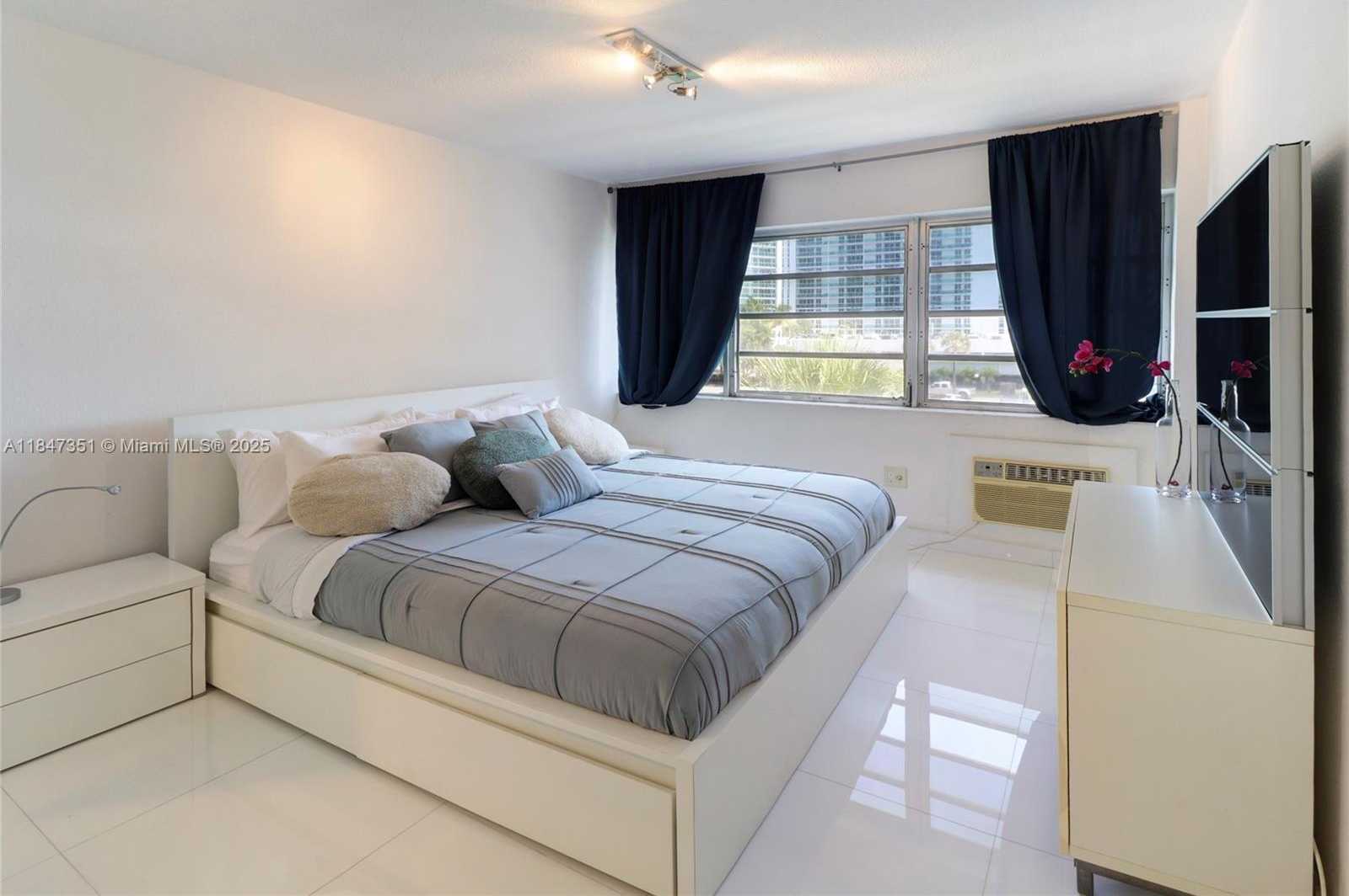 Small Image of 220 KINGS POINT DR #401, Sunny Isles Beach Number 14
