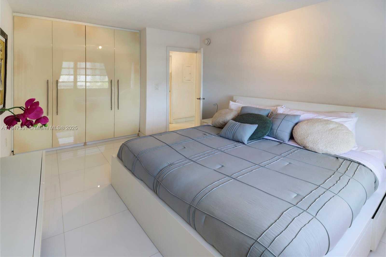 Small Image of 220 KINGS POINT DR #401, Sunny Isles Beach Number 15