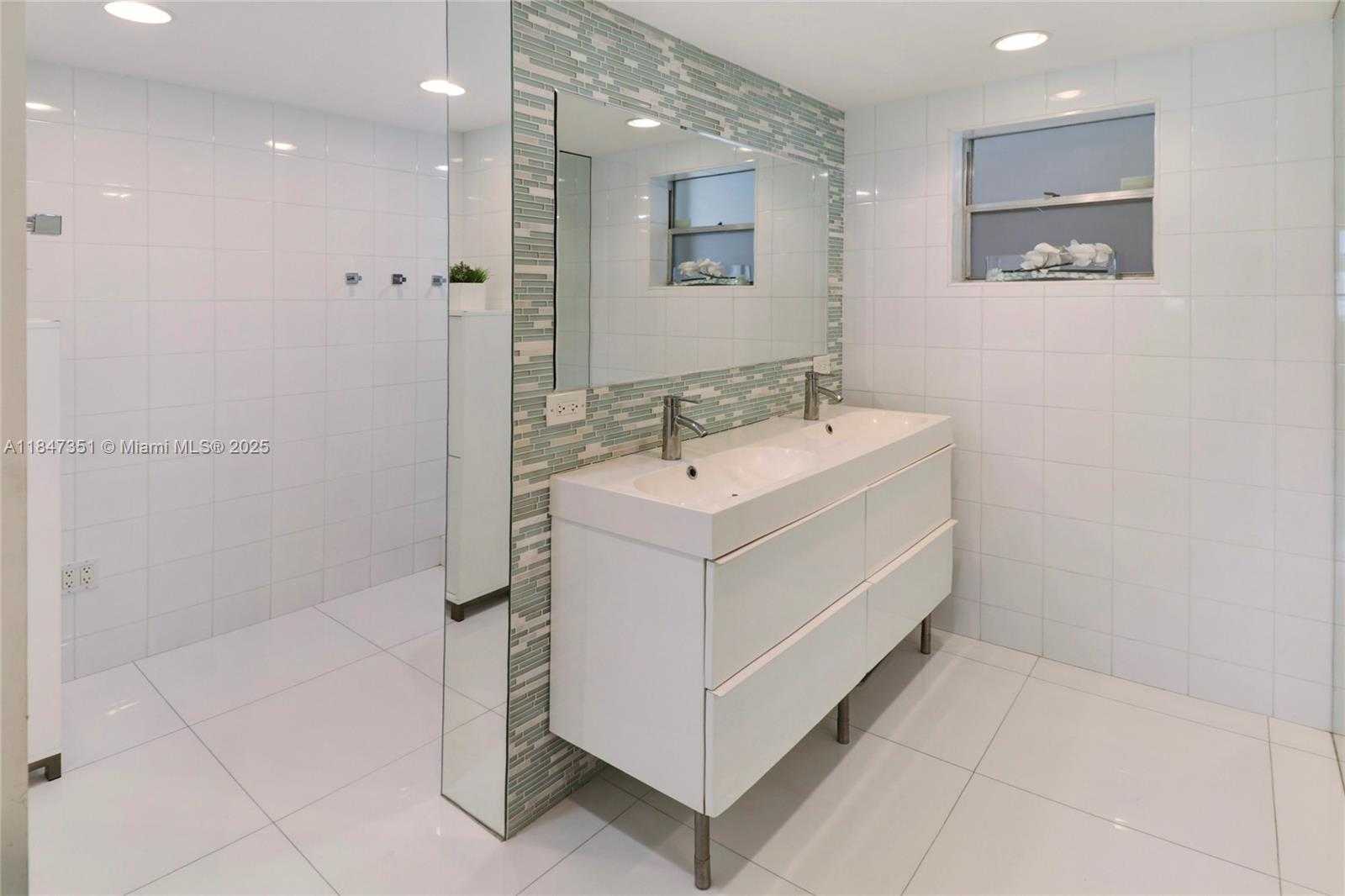Small Image of 220 KINGS POINT DR #401, Sunny Isles Beach Number 16