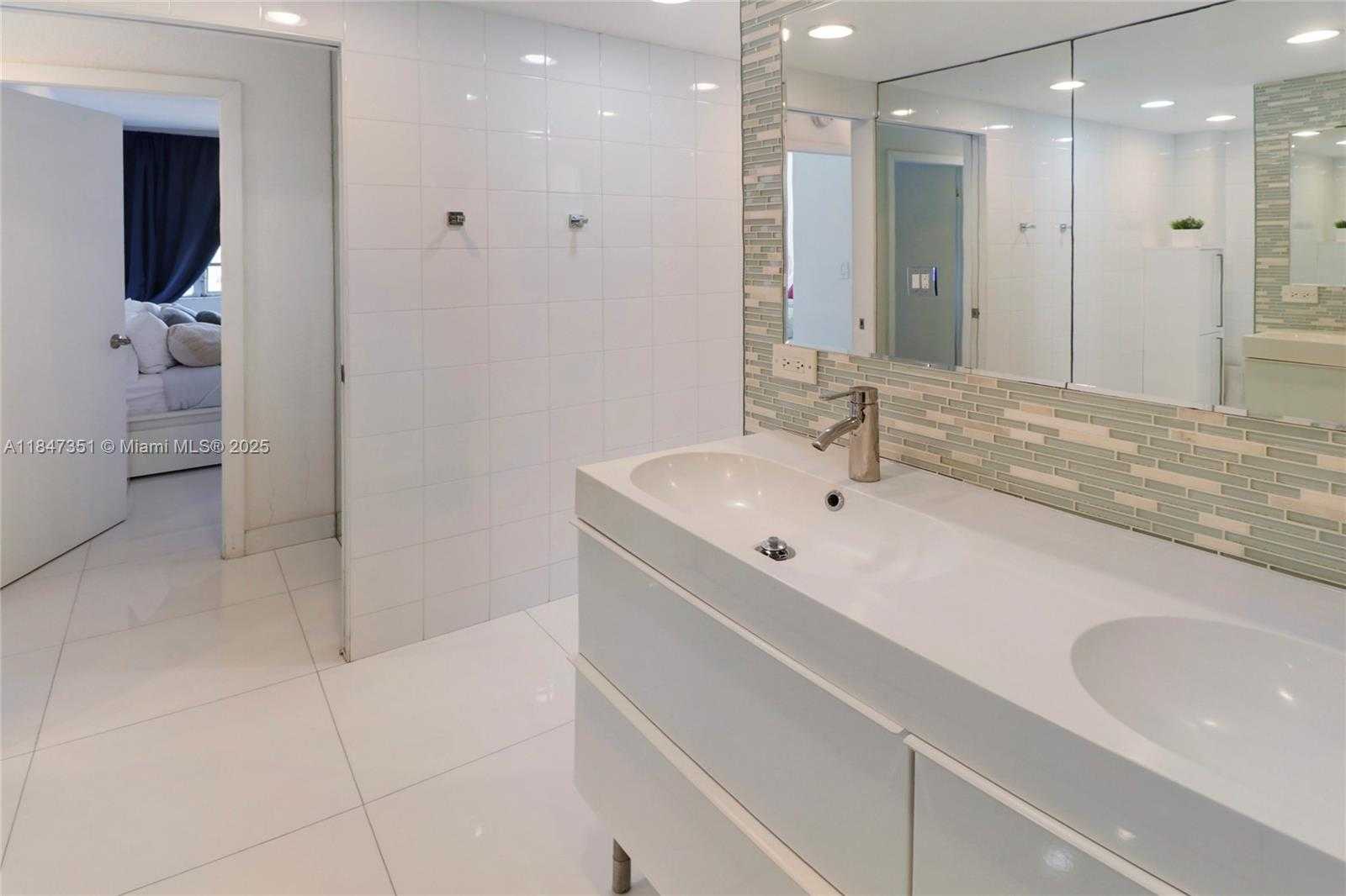 Small Image of 220 KINGS POINT DR #401, Sunny Isles Beach Number 17
