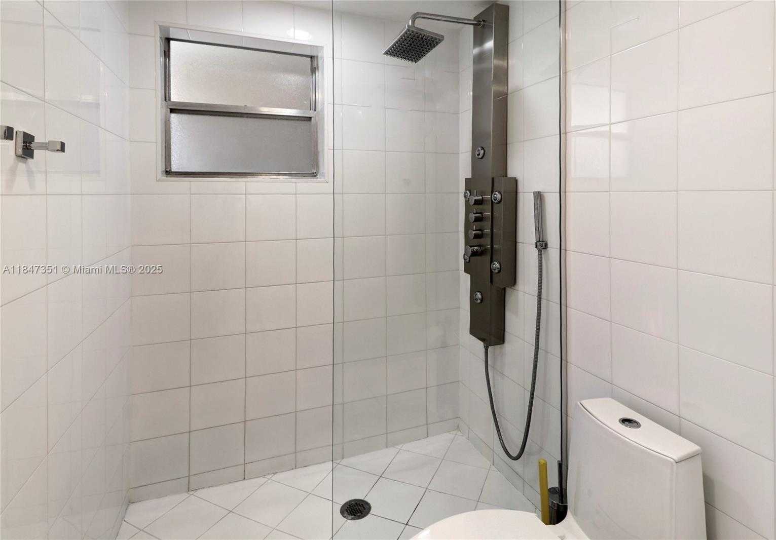 Small Image of 220 KINGS POINT DR #401, Sunny Isles Beach Number 18