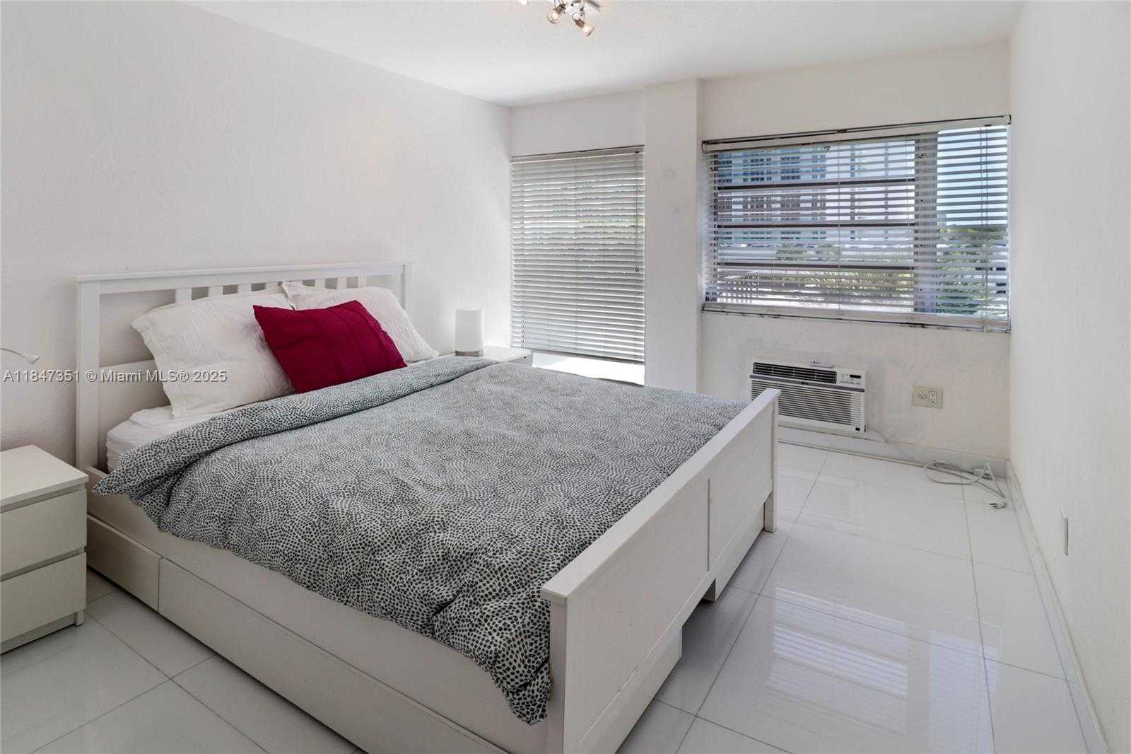 Small Image of 220 KINGS POINT DR #401, Sunny Isles Beach Number 19